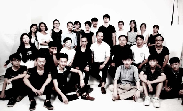 ▲共和都市团队成员

另外可以告诉大家，黄永才先生向笔者透露，从空白到大片的形成都是由他的合伙团队在他的指导下完成的。
早在03年就创立了自己的公司，后来还因为兴趣成立了动画公司，最终他也拥有了颇有实力的3D团队。
希望大家一定关注开篇的视频，据说制作费用，市场行价每秒1800元人民币。大家一起去欣赏这个价值20多万元的提案视频大片吧！（开篇视频可观看）
