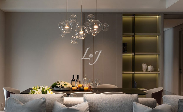 (图)丽境设计作品《Pretty House》(上)、《Elegant Vogue》(下)
经过长时间对业主们的观察、了解,
Lilian总监表示,比起制式的风格展演,
人们往往更在意「感觉」,
而在熟捻新古典、现代等多元手法后,
自己也会很直觉去想像,
对方气质、举止予人的「感觉」,
应该如何化作空间具体呈现?
大至格局划设,小至艺术装饰,
皆不受固有框架侷限,
而是着重于呈现居者个性的特色美感。