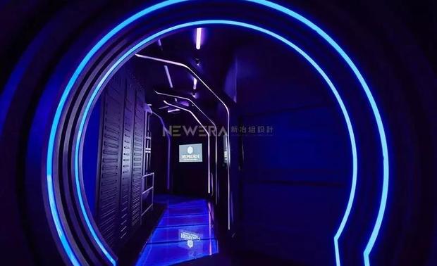 基于本案独特的建筑主体,设计师用太空舱基地的理念来打造整个建筑外观,并且因为地方特色,添加国宝熊猫娱乐IP符号素材。前厅用菱角分明设计元素,流线型的光源线条,犹如遨游宇宙的太空舱,前台旁就是进入大厅的时空隧道。
Based on the unique architectural subject of this case, the designer used the concept of space capsule base to create the entire architectural appearance, and because of local characteristics, add national treasure panda entertainment’s IP symbol material. The front hall is designed with clear design elements and streamlined light source lines, just like a space capsule flying in the universe. Beside the front desk is the time and space tunnel entering the hall.