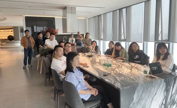 产品PPT介绍完毕后,设计师们提出了关于产品安装、售后的几个实操问题,也获得了品牌经理专业的回答。通过深入了解卡德维品牌,SENSE+看到了百年专注的力量,只有不断革新前进,才能为客户提供最优质的服务体验。