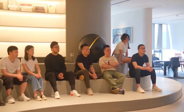 交流会上,巨人地板负责经理带来了部分地板样品,SENSE+设计师们通过现场观摩感受实木地板,对产品有了更具体、全面的认知。