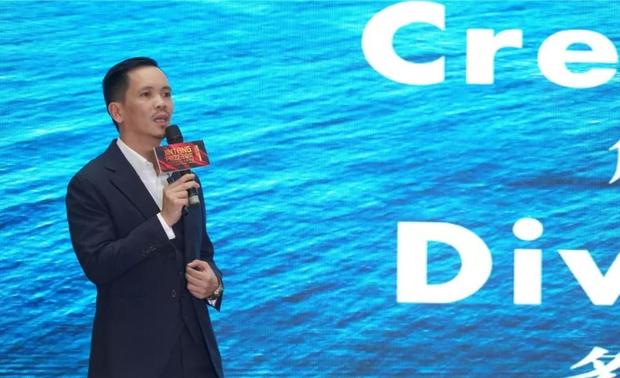 大胆或者有创意的设计作品说明“存在必合理”！我觉得一切都是以市场为标准。应该说是创意而不是大胆。其实在每个设计师脑子里都会有自己创想的东西，如果能和市场吻合的话，那就是非常有意思的化学作用了。我希望在自己的职业生涯里，能够有一点点小声音，和大家一起共鸣说：原来商业还可以这样做！或作品背后的商业逻辑是可以这样推动！
 
我们做商业空间的设计，基本上是要从项目的策划开始，而不是说从设计造型开始。商业项目要从消费用户群、投资者的角度来思考，还要兼顾市场的反馈和未来发展的趋势等多方面多角度做项目的全面化考量。从纯粹的商业项目来讲，我也经常和客户沟通这件事：其实甲方喜欢或者设计师喜欢都不重要；用户喜欢才最重要。