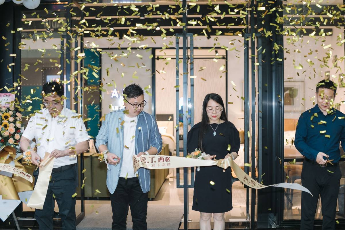  ▲ 剪彩仪式

在热烈的掌声中剪彩嘉宾上台，在礼仪小姐的协助下，共同为A.R.T西区南京店开业剪彩。良辰吉时，现场朋友一起倒数，台上各位领导用手中的金剪为A.R.T西区南京店剪出一条辉煌蓬勃的发展之路。

自此开启新的征程，热烈的掌声再次送给刚刚启幕的A.R.T.西区，也祝愿A.R.T.西区在今后成为行业标杆，引领不一样的自由新主张。各位嘉宾拿起手中彩带，一同合影留念。