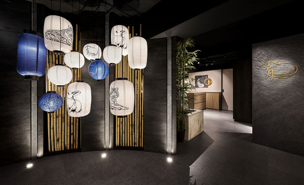 入口
Entrance
入门后随即可见日式设计语彙浓厚的主视觉牆,奠定出鲜明的品牌形象,而足下地灯溢散的柔和光晕,也为顾客带来宾至如归的亲切感。
Upon entering, guests are welcomed by a striking feature wall, rich in Japanese design elements, which sets the tone for a distinct brand identity. The gentle halo of light cast by the floor lamps creates an inviting and warm ambiance, making guests feel right at home.