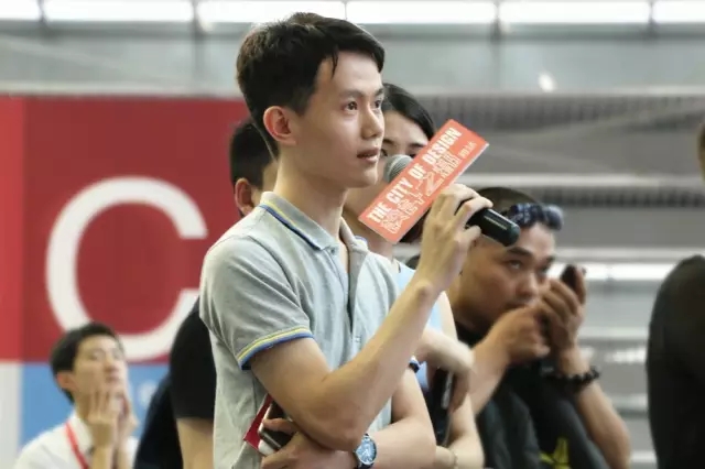 梓晴：生活体验就是需要你不停的体验。善于发现生活的每一个点滴，思考周边的环境，思考这些对你的影响，不断的总结和提升。所有的设计都是互通的，只要你有自己设计体系、设计思想，有丰富的生活体验，你就可以设计好它，加油！



观众B：您好，梓晴先生！对于国学来说，文化传承重要还是创新重要？

