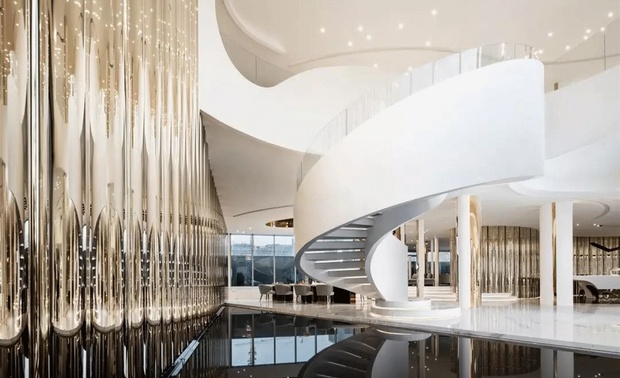 以后现代美学叙事，通过日月星辰的光辉聚合和建筑空间的流畅演绎，刘荣禄勾勒出时空的韵脚，折射新生活哲学的未来之境。
多重灵动的弧线，打破既有城市空间的想象，解构當下風潮。白色空间的无界表達，与旋转而上的圆弧阶梯，制造出一种云上漫步的错觉，将日常平凡的视角移高到云巅。大师设计的尺度开展叙事的艺术，静谧清水连接室内和户外，展开光与影的叙事，隱藏镜观世界的另一个平行空间。
高空缓缓垂下几盏帷幔灯饰，與星空下的呼應，璨若星辰，如璀璨的星光划破时空，定格优雅光影中的世界，与幕墙的金属的光泽透露东方美学智慧。如水自由、如云悠然，向往亦真似幻地成为空间的隐喻，开启美好生活哲学的追随。每一个当下，都向往着月与星辰的未来。掬水在手即可见云上流光。