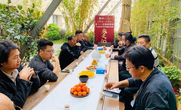 叶曼林先生现为厦门市海峡書画艺术产业协会理事、昇龙斋文化传播公司董事长。自幼学书,早年师从罗丹、虞愚。在论坛上,叶曼林先生谈起了自己对书法和家训的看法。