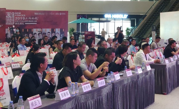 在2019年大宅设计师评选中，

泸州设计师斩获2个大宅设计师奖项，

在大宅设计师2019年度新势力榜颁奖典礼上华丽绽放。