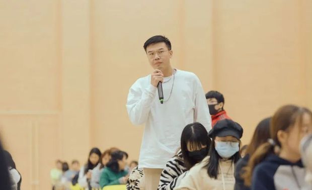 
分享的最后，四川大学锦江学院艺术学院院长胡绍中做了总结发言，之后，余颢凌与来到现场的艺术学院师生进行合影，大家一起来留住这难忘的交流之夜。