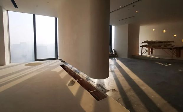 丰富的客户场景体验区
新办公室,占地1280平米,专门辟有大面积客户服务体验区,为客户提供更丰富的场景体验。目前,新办公区已经部分投入使用,有望在第一季度能够全部投入使用,客户体验区尚未完工呈现。巨大落地窗所打造的开阔视野,让客户一览成都国际城南的繁华景色。引导客户进入全身心的生活体验,理想之家尽在选择,刷新客户对于场景、颜值、设计、服务的理解与认知。