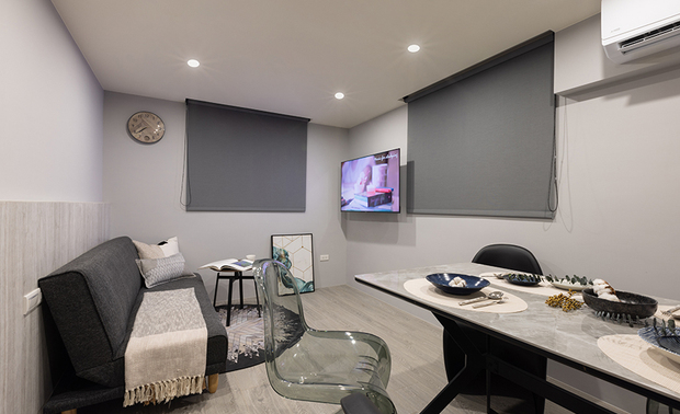 多功能室
Multifunctional Room
多功能室摆置沙发床、餐桌椅等家具,提供屋主与来访的亲友更舒适充裕的聚会、休憩场所。
In the multifunctional room, we curated a space with a sofa bed, dining table, and chairs, providing the homeowners and their visiting friends a more comfortable and spacious area for gatherings and relaxation.