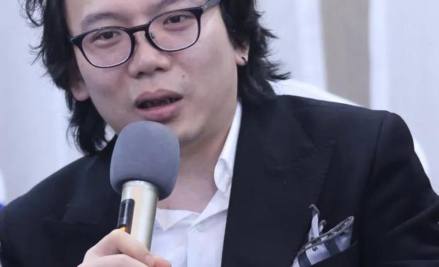 潘钟山
锺叁空间设计
设计总监
现在已经进入了万物互联的时代,越来越多的黑科技进入我们的生活,使人们的生活方式产生了质的飞跃。就像我家里就用了很多小米的产品,比如扫地机、台灯、风扇等,因为它可以很方便地实现远程操控,甚至连台灯都可以直接拿手机操作,不用再专门走过去。
所以,身为家居设计师,我们更要深入了解这些黑科技,不能仅局限于家居本身,而要有更多的想法。