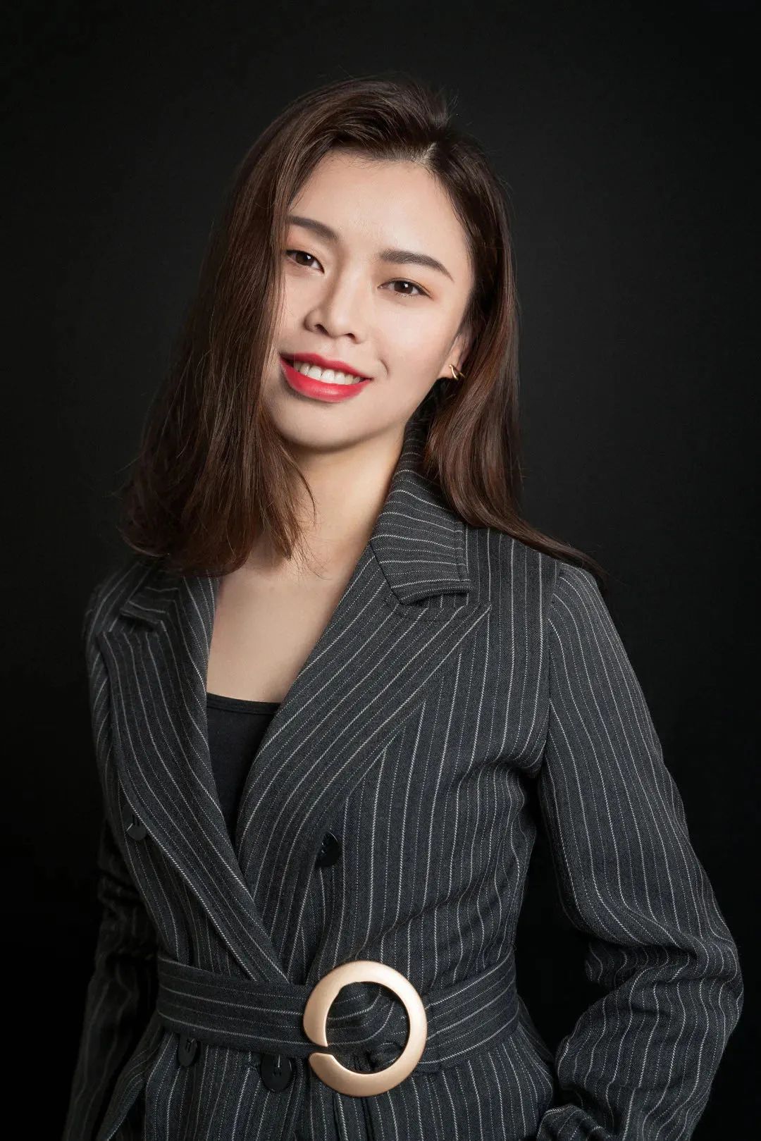 尚舍生活设计师 阴倩
一只可爱柯基弟弟的主人
养了柯弟之后,它就成了家庭的一员,我们相互陪伴共同成长。工作生活压力大的时候,回到家看到柯弟就会减缓大部分的烦恼,每天出门遛狗也相当于自己锻炼了身体。
自己养了宠物后,在设计上也有新的思考。在我与柯弟的日常生活中,发现狗狗的性格和生活习惯跟居住空间设计有很大的关系。针对有宠物的家庭,需要考虑到家中墙角、家具电器的保护,地面材质的选择,如何通风换气,以及宠物的物品收纳等等这些问题。柯弟是我在生活中的慰藉,也启发着我在设计中的创新,它更让我认识到要以积极的心态去面对生活的挑战,向着目标勇敢前进。