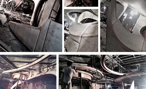 ▲隔断及吊顶安装过程

不规则的曲面天花，由很多不同大小的曲线组成，这些曲线贯穿整个地面和GRG走向，所以每条线必须非常准确，如果有偏差就会造成收口很难衔接。
