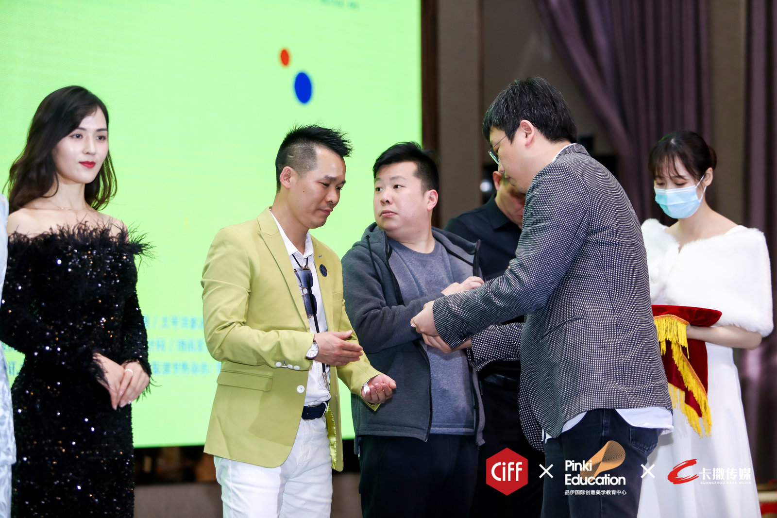 

翁奇 先生 荣获2020大艺术家美学创先奖
年度学院年度行业优秀人物奖

坚持设计专业性的践行与实现,并具有行业典范性；具备坚实的专业理论知识和丰富的实践经验，在设计领域取得卓著成绩，在国内外享有较高声誉和美誉度和具有高尚职业道德和强烈的社会责任感。
