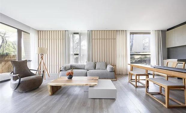 在整体风格在自然生态的基础上，打造具有度假特点及周到服务的第二居所，成为中国最具特色的集装箱主题之一。
以“原生、野奢”定位该酒店的概念设计，结合极简东方调性，将自然元素及景观纳入室内空间，力求打造一个无刻意雕琢的极致享受休闲度假环境。
“野”是地域之“野”，具有天然、美景之地；“奢”是精神之“奢”，为居住者带来独特而难忘的度假体验，野与奢是人与大自然完美共生。
