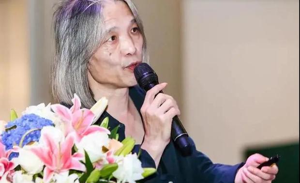 朱志祥
自由艺术家
本次大咖课堂,还有幸请到了知名的自由艺术家朱志祥先生。朱志祥现隐居于福建南平点山斋、浅草堂,少与外界沟通交流,也极少上网发文,目前专注于艺术创作,在业内有全能鬼才之称。
这是他少有的公开露面演讲的活动,并携带了其长篇神话图绘故事《有龙的季节》手绘稿,与现场设计师分享其创作心得。绘画风格相对小众,或彩墨或线描,色调在明暗之中随意转换,独具特色。