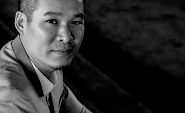 深圳奇观创意美学空间设计有限公司 / 创始人 
佛山市奇观空间设计有限公司创始人&设计总监
知名建筑室内商业空间设计师、综合体商业空间策略顾问
美术研究院佛山设计分院--院长
ADF当代大设计家、副主席
广东省装饰行业协会专家
广东省“岭南工匠”荣誉称号
中国设计品牌榜青年榜样设计师
中国装饰设计百强人物
中国装饰设计百强机构
全球华人典范设计师
中日国际影响力设计师
中意国际设计文化形象大使
国际建筑装饰设计高级设计师

多年来一直致力于为客户提供室内商业设计综合解决方案，并专注于服务城市综合体、大型商场、精品体验连锁超市等品牌商场类室内外设计，15年来一直从事室内商业空间设计，以设计创造价值为核心，坚持行业原创设计领域，追求“匠人精神”。在每个项目的设计之初，从顾客的视角去构建理想售卖空间的轮廓，并在实际实践中实现这种设计，以具实验性及研究的方式探索设计的更多可能性。



奖项荣誉：
2017-2018年度中国室内设计杰出青年设计师 ；
2018年荣获首届中日国际设计文化交流展IDPA国际先锋设计大奖；
2018年度TOP100国际影响力设计师大奖；
2018国际空间设计大奖|第六届金创意奖国际设计大赛十大精英设计师；
2018国际空间设计大奖|第六届金创意奖国际设计大赛专业类十佳创新设计奖；
2018第六届金创意奖国际大学生空间设计大赛特聘设计师导师；
2018第十三届中国国际建筑装饰及设计艺术博览会华鼎奖 ；
2018中国建筑装饰CBDA软装陈设设计奖商业类银奖；
2018澳门“金莲花杯”国际设计大师邀请赛设计大奖；
2018获得广东省装饰行业“岭南工匠”的荣誉称号；
2018受聘广东省装饰行业协会专家；
2019中国住宅设计精英榜全国108匠；
2019第九届中国国际空间设计大赛商业类银奖；
2019国际空间设计大奖|第七届金创意奖国际设计大赛国际创新大奖。
2019APDC AWARDS亚太室内设计精英邀请赛设计大奖 
2019金梁中国设计大赛设计大奖 
2019亚太设计师设计大赛商业类设计金奖 
2019中美国际设计文化交流展/全球华人典范设计师大奖 
2019CPCA创先人物奖
2019CPCA年度最具品牌价值人物奖
2020中意国际设计文化形象大使
2020第八届国际空间设计大奖、金创意奖设计大奖铜奖；
2020紫荆奖商业空间类大奖；
2020中国设计品牌榜：青年榜样设计师 ；
2020-2021中国家装设计百强人物；
2020-2021中国家装设计百强机构；
2020-2021年度40 UNDER 40中国（肇庆）设计杰出青年奖；
2020大艺术家美学创先奖 菁英学术论坛嘉宾；
2020 大艺术家美学创先奖 美学发现者；
2020 大艺术家美学创先奖 年度行业优秀人物奖；
2020 大艺术家美学创先奖 年度最具品牌价值人物奖；
2020 大艺术家美学创先奖 探索者荣誉奖。