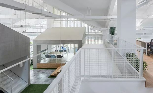 在边角及中心置入一些 “建筑”,建筑间形成了“院落。每个“院落”均以树为主体,地面采用仿真草坪地毯,“院落”之间采用小道串联起来,每个院落的环境都非常静雅、私密。