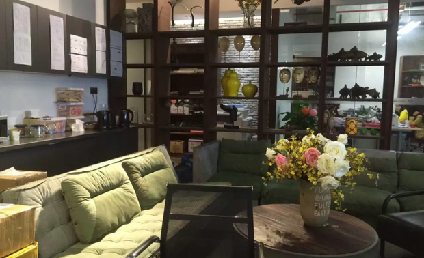 ▲接待区玄关上的配饰也“其貌不扬”，家具也仅仅是能“使用”而已。
