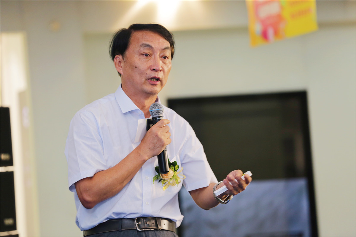 相炳哲：工匠的秘密



中国古建筑木作技术专家、三宅东方美学门窗中式门窗技术院院长相炳哲教授受邀出席并分享了大国工匠古建技艺的传承与发展。作为42年工龄的前辈，相教授说：“做设计一定要动心，决不能流于表面。”“定位很重要，不要怕花时间。”“仿古建筑是最优秀的传统文化与现代高品质的生活方式高度融合的产物。”