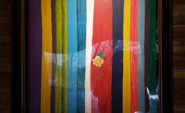 ▲二层的展览空间中挂着的价值百万“玫瑰”，出自台湾著名玫瑰画家黄腾辉之手
