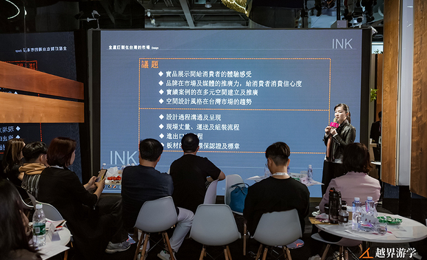 全屋订製新思维 开创台湾市场价值

简总监将焦点转向「全屋订製在台湾市场的发展」，她透过实际案例，分析台湾本土与上海供应商在製作工艺上的特色，并就实品展示间的体验感受、品牌推广力度等关键议题深入探讨。值得注意的是，从设计沟通到现场安装的完整流程剖析，再到板材环保认证等专业细节的阐述，为与会者提供全方位的市场洞察，展现对全屋订製产业在台湾发展的精闢见解。

此次透过对台湾与美国市场的异同分析，为全屋订製产业发展指引方向。当中举凡製作细节的区隔、展示体验的塑造、品牌推广的策略等精要论述，其真知灼见以及团队优秀案例，无疑为参与者提供室内设计专业养份，让品牌在这次盛会中大放异彩，赢得国际目光的青睐！
