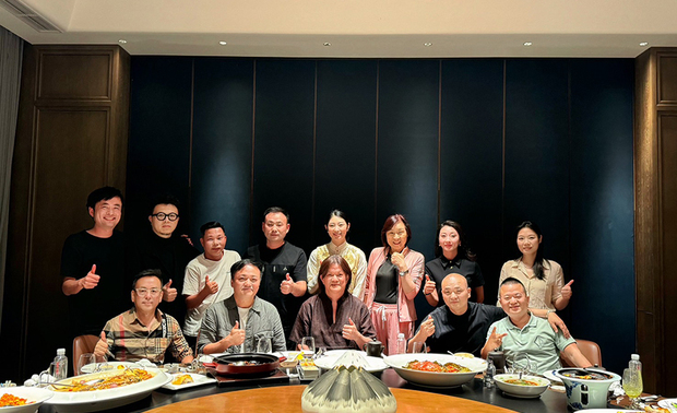 ▲演讲行程结束后,马总监与活动团队齐聚欢谈、品嚐当地美馔,为广州之旅留下美好回忆。
欲知更多品昕设计资讯,请见:
https://www.openworld.tv/designer/in4/aid/73.html#pageStart
马静自
品昕空间设计 设计总监
电话:02-2395-6856
地址:台北市中正区仁爱路二段21号2楼
信箱:concept.design.plus@gmail.com
网址:http://www.designplus-id.com
OPEN Design动能开启传媒:https://www.openworld.tv/