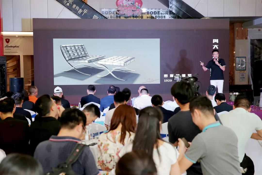 理享空间就能为设计师提供各种风格、不同系列的品质家具。并且高度贴合国人的家居审美，家居产品多用原木、纯棉等材质，金属的运用让理享空间的产品契合现代人的简约干练气质，沉稳厚重的质感让家居产品呈现出奢华气度。
 
      “传承经典、重构奢华”设计高峰论坛
重磅的设计师高峰对话环节以“传承经典、重构奢华——当代美学构筑下的奢华空间”为主题，由深圳市室内设计师协会副秘书长、深圳鹏润建设集团设计院院长伍涛先生担任对话主持，深圳市室内设计师协会副会长、香港环亚联合设计事务所创始人杨志伟先生，深圳市室内设计师协会副秘书长、深圳市山艺空间设计有限公司创始人/设计总监薛守山先生，深圳市室内设计师协会副秘书长、深圳市蜜蜂组室内设计创始人杨福权先生，深圳市室内设计师协会理事、名家设计事务所创始人/设计总监杨宇先生，深圳市室内设计师协会理事、深圳市赢和空间设计装饰工程有限公司创始人汪新强先生，深圳市室内设计师协会理事、远鹏装饰集团创意总监杨云中先生，深圳市室内设计师协会理事、深圳居众装饰设计总监陈祖宇先生共同呈现精彩对话。