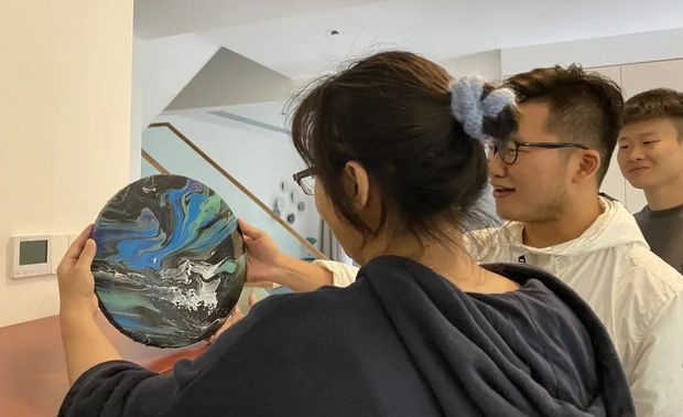 ▲设计师沈鹏赠予业主自创画作



02. 家，由欢声笑语勾勒
作品名称 - 素履之往
项目面积 - 150㎡
设计团队 - 沈鹏、邹敏
入住时间 - 1年半

业主一家三代同堂，在设计时，不由勾勒出一家人欢声笑语的画面。设计师在注重隐私的同时，提升了房屋的储物、收纳功能，客餐厅的一体式设计也让空间更加通透。生活的气息点亮了“家”的温暖，也记录着家人共度的美好时光。

