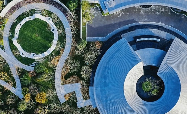 建筑将项目地缘的历史意义追古溯今作为元素转化，依循建筑本质，并将其延续进室内空间，转化为纵向与横向的片墙，在时序的转变下，每一落光影缭绕其中。
藉由地坪材质与天花，演绎着向心的轴线与视觉效果，时间光影透过帷幕序列，继续游走，光影穿梭于高低片墙、于空间中。