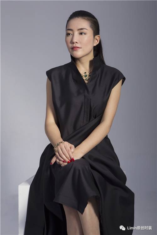 她喜欢老庄思想，她曾走访多国，她曾在美国大都会博物馆被克劳德•莫奈的画作震撼，驻足一整个下午。她在哲学、艺术中汲取精神养分。

