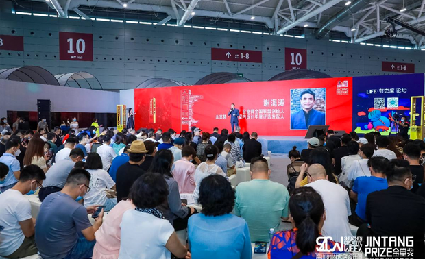 在2019年金堂奖评选中，共有5660件作品参评，最终经组委会评审后，有500件作品脱颖而出，成为年度杰出设计，代表了2019年中国设计师们在空间设计、软装设计两大类中的出色成果。这也是金堂奖自2010年创建以来首次创新设立杰出奖项，也是首次以官方的形式举办全国性的杰出设计师颁奖典礼，对于金堂奖品牌、对于参与活动的设计师而言，意义非凡。

在来自金堂奖全球评委、特邀设计师嘉宾、金堂奖全国联盟运营机构代表与设计师以及新浪家居、腾讯家居、网易家居、今日头条、深圳卫视等媒体嘉宾的共同见证下，在活动现场，数百名获奖设计师代表依次登台，领取金堂奖杰出荣誉授予。

在2019年金堂奖评选中，泸州设计师分别在8个空间领域斩获2个杰出奖项，在金堂奖颁奖礼上华丽绽放。

朱江先生（姜戈）

荣获金堂奖杰出软装住宅设计师2019年度榜单