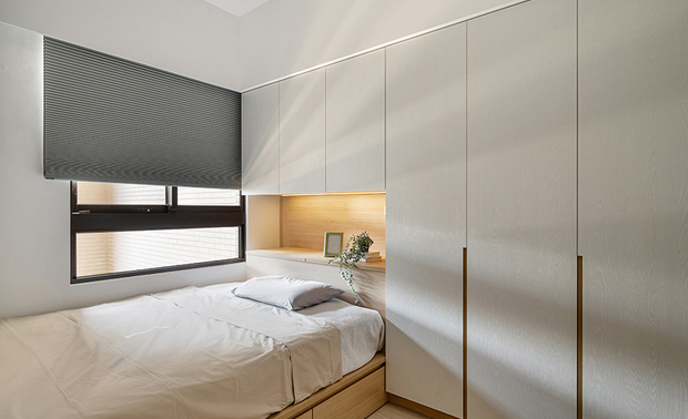
小孩房
Kid's Room

小孩房以木白色调结合素色天花板，勾勒整洁的朴素画面，赋予住者轻盈无压氛围，并于床背牆规划整面壁柜，辅以床下地台抽屉、床头掀柜设计，构筑收纳充裕的舒适空间。

A light-shaded wood tone matches a simple ceiling to sketch a pristine appearance that enhances a stress-free ambiance. Besides, a full-wall cabinet, a built-in headboard, and a platform bed with drawers provide an organized space incorporating adequate storage.
