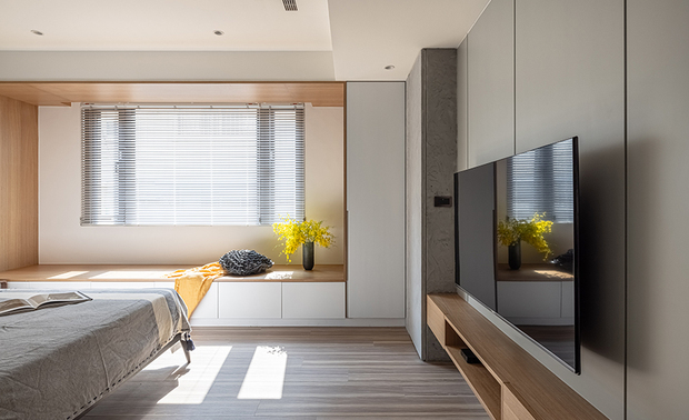 主卧室
Master bedroom

精心挑选的灰色基调，搭配线性凹槽的韵律呈现，为床头板及电视牆带来活泼修饰；窗边卧榻，围塑木作口字形空间，呼应「形随机能」法则，于白色边柜创造收纳功效之际，更打造迷人窗景，将实体功用与美感修饰相生相依。

Meticulously exploit the gray tinge and linear pattern to bring a lively finish to the headboard and TV wall. Then, we make good use of the nook to set a wooden window couch and white cabinets, echoing the plan of "form follows function". Besides generating the storage space, where also can receive an appealing outdoor view; ingeniously combine the practical usage and aesthetic finish.