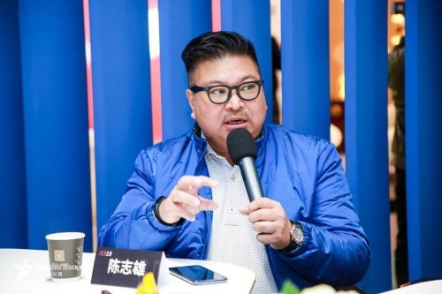 对于陈志雄来说,他认为这更像是一个跨界的话题。在设计师领域里。他说,“在我们专注个性化设计的同时,我们发现全球5G网络快速发展反而导致人与人之间的沟通也越来越困难。我认为在这样追求个性的时代下,设计师需要肩负起社会职责,让现代人与人之间的沟通更柔和。”