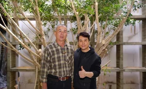 ▲榕树提供者与设计师张清平合影

在小时候时的街上、田边、都可见到，长辈在树下奉茶、聊天、下棋，小孩在边上玩耍。
