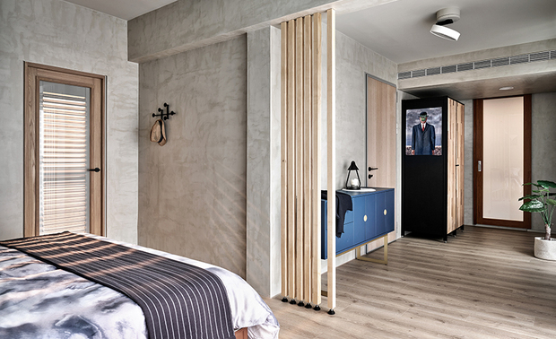
主卧
Master Bedroom

回应轻装修的理念，主卧于睡眠区前装设一座活动式格栅，能依需求改变间距，满足隐私性与穿透感，并调节冷气风量；床铺旁的两座造型立灯，可在夜晚时单独开启，自转角晕染光线至整间卧室，相当温暖浪漫。

According to the concept of minor renovation, an adjustable gird partition is installed in front of the sleeping area in the master bedroom. It allows for customization of spacing to meet privacy needs while maintaining a sense of openness. Moreover, it serves as a means to regulate airflow from the air conditioning. Flanking the bed are two uniquely designed floor lamps. These lamps can be independently illuminated during the night, diffusing soft, romantic light throughout the bedroom, creating a warm and inviting ambiance.

项目资讯

案名：静谧光墅
项目类型：旧屋翻新
项目地址：台湾高雄
设计团队：Pa Sen To八仙果%设计
项目坪数：57.7坪
主要建材：全屋涂料、实木金属梯、水泥感磁砖、超耐磨木地板、隔音门、木百叶、铁件、风格家具与灯饰、艺术饰品、民族风织品、植栽天光

Pa Sen To八仙果%设计 
电话：07-588-5306
地址：高雄市鼓山区美术东二路88号3楼
信箱：enarch@enarch.com.tw
网址：https://enarch.com.tw/

OPEN Design动能开启传媒：https://www.openworld.tv/