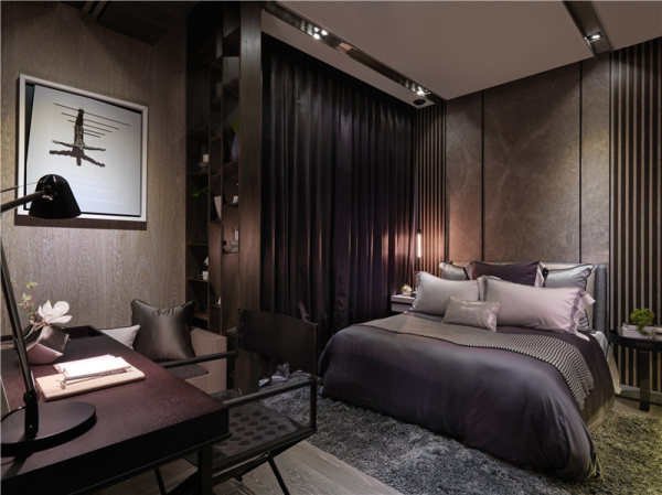 ▲2015年德国IF设计大奖获奖作品——隐仕 设计师：张祥镐

单观卧房的简约元素，锐利线条因木作而温柔、低沉色彩因窗照而优雅无比，床铺无须闪耀华丽，只要能让你无忧倾躺、哄你入眠。
收纳规划则藏于黑架之内，通透玻璃帷幕佐衬，开启珠光点点的柜内照明，简洁且强烈的光点不吝啬地点缀上每一件单品，集时尚、创意、机能于一橱，俨然成为卧房内不可或缺的一角。
   
