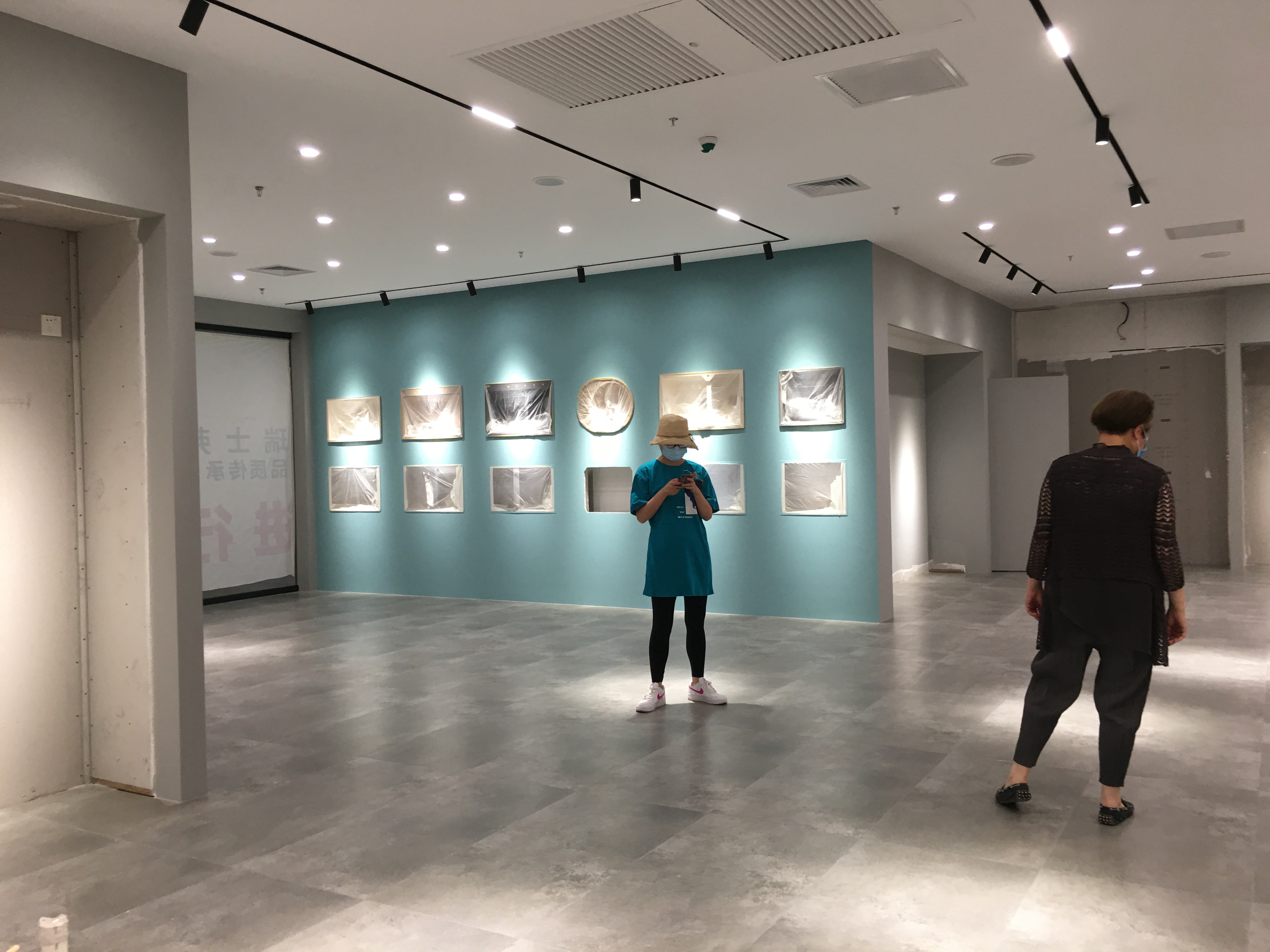 基础施工结束，等待厨房道具和产品进场安装。