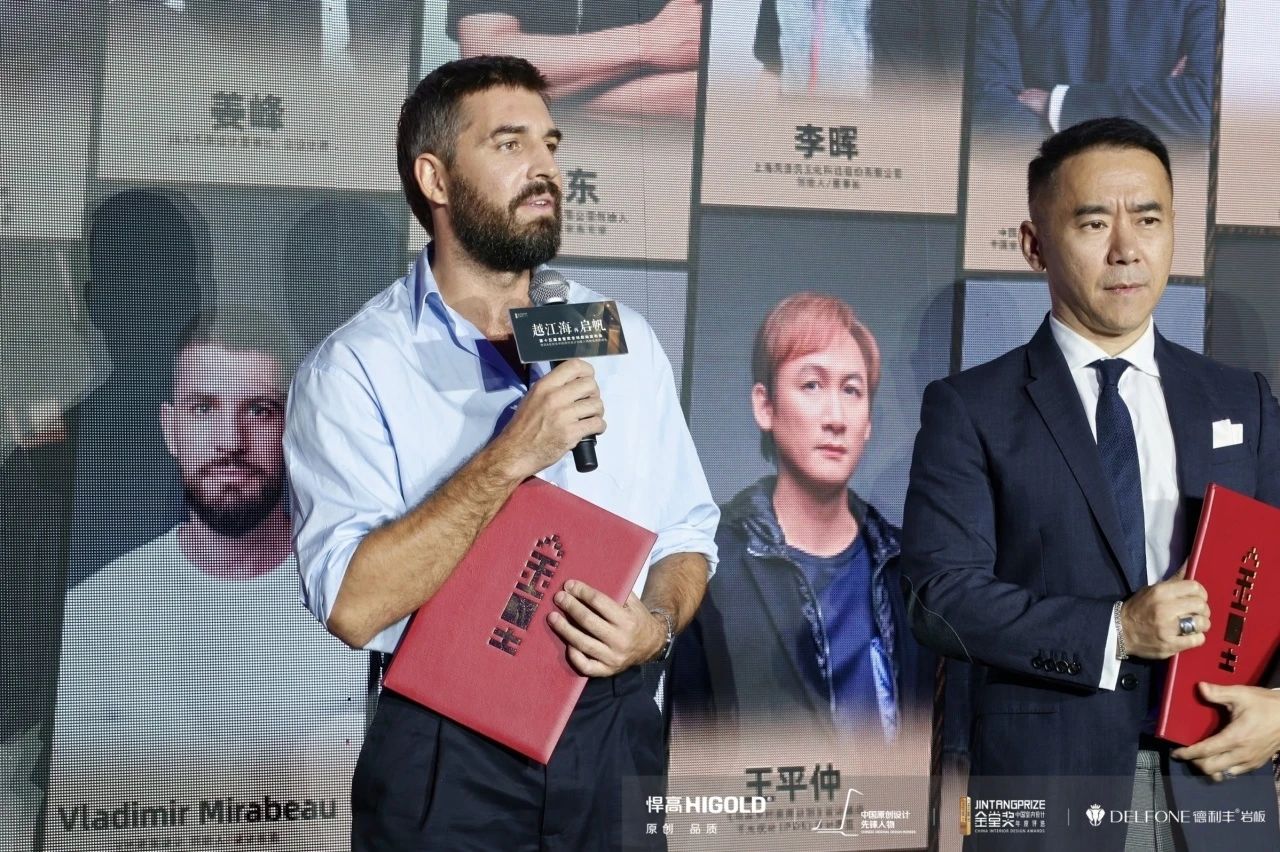 ◎ 以上各位评委老师排名不分先后

活动现场盛情邀请到多位长年支持金堂奖的设计业界领袖登台，举办隆重的授牌仪式，正式聘请他们成为金堂奖赛区评委。他们分别是：

内建筑设计事务所合伙人 孙云
上海黑泡泡建筑装饰设计工程有限公司创始人 孙天文
苏州装饰设计行业协会会长 尼克
中国建筑设计集团筑邦设计院副院长 高志强
VM建筑设计 创始人 Vladimir Mirabeau

金堂奖全国秘书长 黄艳红女士，代表金堂奖组委会，以崇高的敬意，向各位赛区评委隆重颁出聘书，见证各位评委嘉宾对金堂奖公益事业作出的无私奉献，感谢他们对金堂奖多年以来的大力支持！