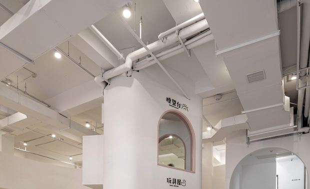 游乐区采用中空设计,中心的嘹望台贯穿整个空间,视觉上的开阔,是可以用来发展儿童天性的自由探索空间。四周围的上下层布置了丰富的儿童空间体验:绘本区,过家家,攀岩区,穿梭连廊等。