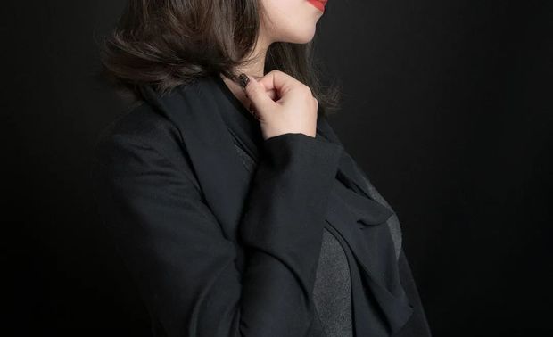 尚舍生活设计师 施佳岑
刚步入婚姻的生活小能手
成立自己的家庭以前,我的意识里还没有真正理解“家”这个字。结婚之后才体会到,家是两个人的心心相惜,承载着生活的点滴积累,犹如这句话所说“婚姻是一次长谈,杂以争辩”,婚姻的长跑中有很多的生活细节,如何用设计把两个人的生活变得更温馨、舒适就显得尤为重要。
一个人的生活变成两个人后,有时会在家里看看电影、喝喝小酒,延伸到设计中,就有新的需求点出现,比如家中灯光的调整、沙发的舒适度,以及储存空间的扩增。我将用不断创新的设计思维,让更多人同样感受到家的温馨与美好。