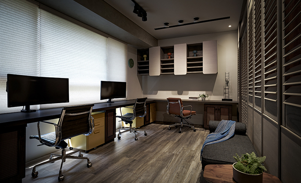 
工作室
Home Office

为让工作和生活保有弹性，我们将卧室隔牆拆除，改以百叶折门做为区域隔间，同时保有一定隐私。工作室与主卧仅有一门之隔，在晚上下班后，能敞开转为书房，漫享惬意时光。在简易的机能之上，摆放移动式桌椅，让使用上弹性便利，而办公桌板则选用馀料再造，让废弃物得以循环再运用。

The wall between the home office and the master bedroom has been skillfully replaced with a louvered bi-fold door to ensure optimal flexibility between work and living spaces, providing privacy as needed. This bi-fold door can be opened after working hours to transform the area into a study, creating a comfortable and relaxed atmosphere. Additionally, the space features flexible desks and chairs for convenience, with desktops made from reclaimed wood to promote sustainability and reduce waste.
