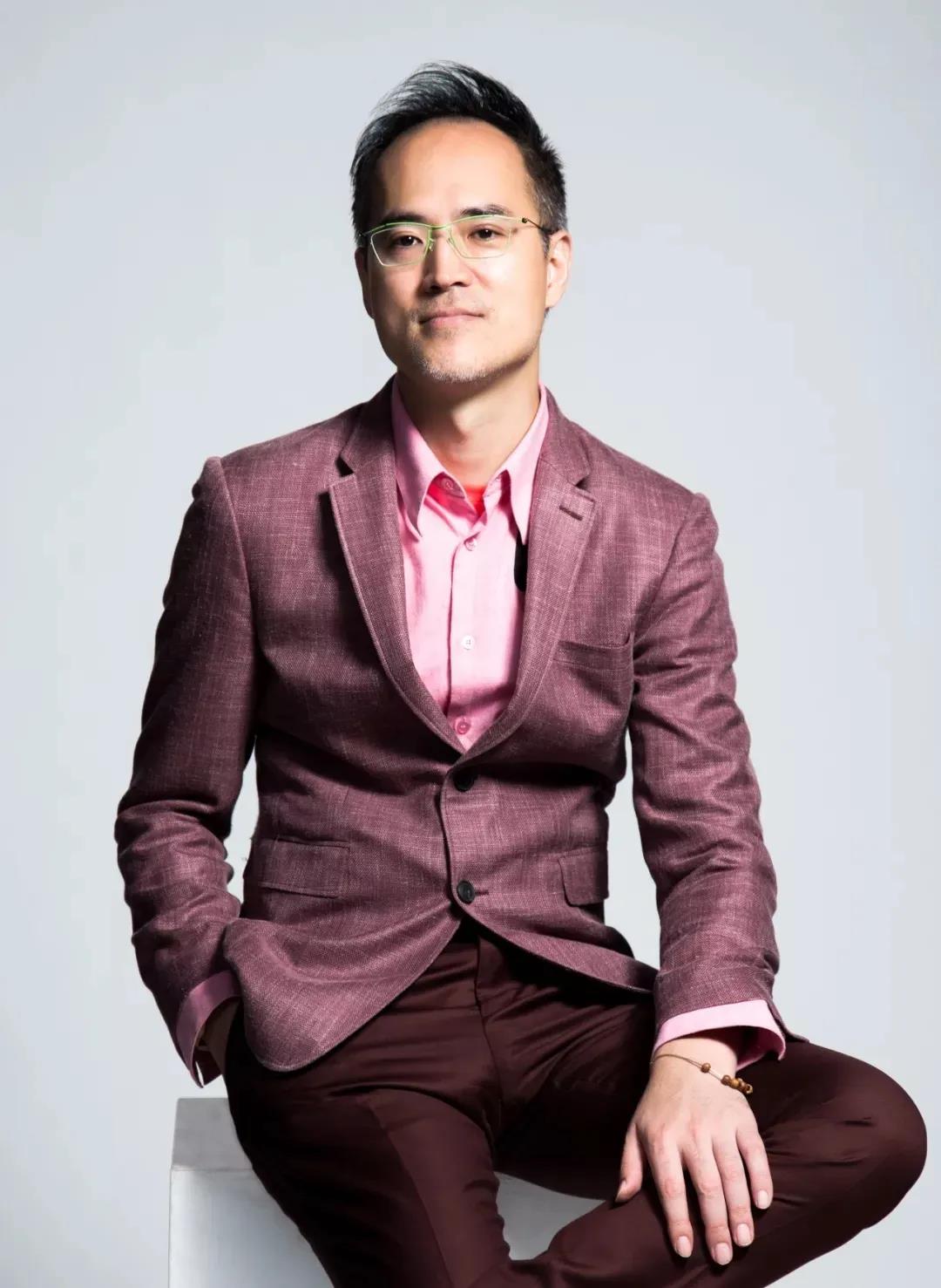 刘荣禄
跨界建筑/室内设计师及艺术家
“超美学事业体”发起人
刘荣禄国际空间设计创始人
京典国际艺术陈设联合创始人
台湾咏义设计股份有限公司执行董事
室内建筑硕士
台北当代艺术中心理事
台湾室内设计专技协会理事长
 
他的代表作《DN Innovacion餐厅》，被美国知名美食网站The Daily Meal评选为亚洲最杰出的餐厅之一；另一代表作《我在中山刘公馆》为刘荣禄受台北市立美术馆之邀，首位以跨界艺术家身份为馆方30周年典藏展打造的艺术场域。
 
其作品连续多年荣获世界指标性奖项如德国German Design Award、iF及红点大奖、英国Andrew Martin等，被设计界誉为「空间叙事诗人」。

获得荣誉
2018 德国German Design Award
2017 德国iF Design Award
2016 美国9th International Design Award
2015 英国FX International Interior Design Awards
2015 英国Andrew Martin The International InteriorDesigner of The Year Award
2014 德国红点设计大奖产品设计类室内设计奖
2014 TID台湾室内设计大奖单层住宅设计奖
2014 第十二届现代装饰国际传媒奖展示空间大奖
2014 中国(深圳)国际室内文化节大中华区十佳设计师
2014 中国室内设计金堂奖年度优秀作品办公空间设计年度优秀奖
2014 中国室内设计金堂奖年度优秀作品公共空间设计年度优秀奖
2014 中国室内设计金堂奖年度优秀作品住宅公寓设计年度优秀奖
2014 第九届上海国际室内设计节金外滩奖最佳办公空间优秀奖
2013 TID台湾室内设计大奖工作空间设计奖
2013 第三届两岸四地设计交流大赏商业空间组银奖
2013 第八届上海国际室内设计节金外滩奖最佳色彩运用优秀奖
2012 TID台湾室内设计大奖工作空间设计奖
2012 第二届两岸四地设计交流大赏商业空间组银奖
2012 第十届现代装饰国际传媒奖会所空间大奖
2012 陈设中国晶麒麟奖空间组优秀奖
2012 Idea-Tops艾特奖国际空间设计大奖会所设计
2012 Idea-Tops艾特奖国际空间设计大奖光环境设计
2011 TID台湾室内设计大奖商业空间设计奖
2011 TID台湾室内设计大奖单层住宅设计奖
2010 TID台湾室内设计大奖複层住宅设计奖
   
   
