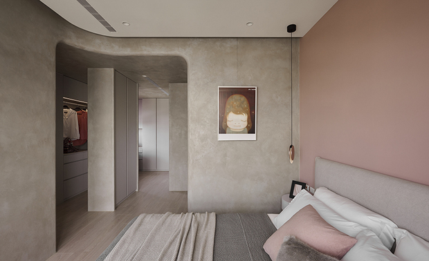 
主卧、更衣室
Master Bedroom & Walk-in Closet

主卧延续公领域大地色与雾粉色，并于床头採用金属造型吊灯，形塑安稳而不失浪漫情怀的舒眠环境，而通往更衣室的梁柱则以曲弧相接，形构犹如洞穴般的包覆性，赋予居者安全温馨之感。

The master bedroom’s color palettes extend the earthy tone and misty rose from the public spaces. A unique metallic-shaped pendant light complements a romantic and tranquil restful zone. Besides, curved-design access to the walk-in closet has a cave-like appeal and delivers a secure ambiance.

项目资讯

案名：Rosy-fingered微粉寓所
项目类型：单层
项目地址：台湾台中
设计团队：丰聚设计
项目坪数：26坪
主要建材：进口磁砖、灰镜、小冰柱玻璃、订製铁件、进口系统板材、进口五金、订製家具、原厂吊灯、无醛屋、调湿壁板、超耐磨木地板、乳胶漆、造型壁板、风琴帘、全热交换器

丰聚室内装修设计有限公司
地址：台中市西屯区大墩十九街186号11F-1
电话：04-2319 6588
传真：04-2310-6553
信箱：jtid2007@gmail.com
网站：丰聚空间设计
LINE：https://line.me/R/ti/p/%40fertility-design

OPEN Design动能开启传媒：https://www.openworld.tv/