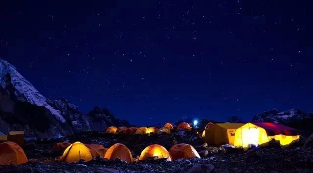 珠峰大本营
大本营(EBC,Everest Base Camp)位于
海拔5334米