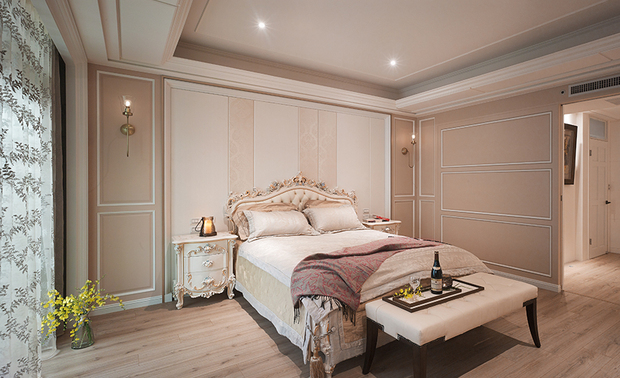 主卧 The Master bedroom

主卧以优雅而不失高贵的奶茶色，搭衬漆白的细緻线板，
呼应温润木质地坪，将素淨优雅的安定氛围铺陈一室。
柔和调性连延至床头背板，其皮革质地交错纹理变化，
连袂窗边的提花纱帘，一袭温婉风光飘散而至。

The master bedroom, choose the elegant, noble apricot cream hue to assort with refined white trim, further to work in concert with balmy wooden flooring, thence bring about the serene and elegant atmosphere of the space.
The mild tonality extended to the crisscross leather texture headboard, as well as the jacquard drapery beside the window guide gentle scenery in view.
