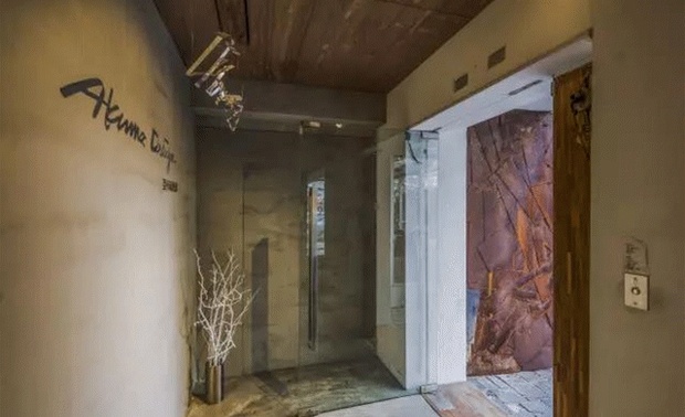 AKUMA DESIGN新办公室是建设现代办公空间的新风格，是开放的，舒适轻松的，并且能提高工作效率。室内空间看起来更像是一个咖啡馆，而不是传统的办公室。
环顾四周，相互错综的几何木纹，不规则地蔓延整个空间，彷佛将那艺术的狂想实体化。依循着人文气息的馀韵燕尾，指尖滑过纯白阑珊，向下延展。借由楼层作区隔，办公室在上，咖啡厅在下，相互之间有着连结，却巧妙的分隔两个不同的场域。室内设计与人文咖啡的结合，人文包覆着艺术，将咖啡的醇香浓缩成创意元素，在这惬意的工作区间里，不断涌现的灵感，激荡出更多丰富多元的设计。 