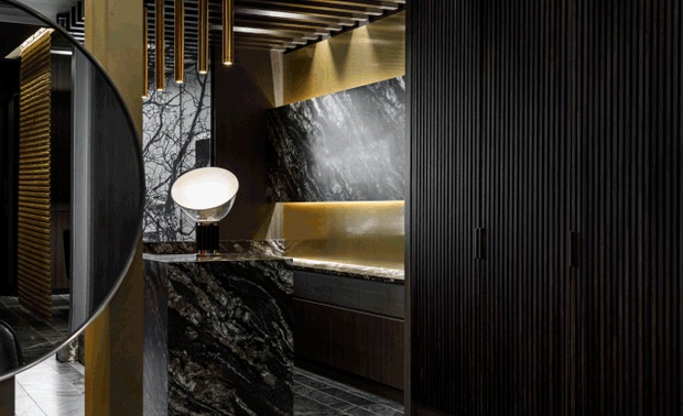 走进沙龙后，你希望得到什么样的呵护？深色木纹及隔栅肌理，将绚丽的尘嚣隔绝在外，架起一座专属贵宾的森林，踩着大理石纹路如古典浴场般的狂想，顶上的发丝也将经历一场颠覆思维的转变。
《光泽》空间中运用了许多自然图腾语汇，将发丝的生命力诠释作森林植物，只要用心养护便能如花朵一般娇丽，如根结一般强韧。